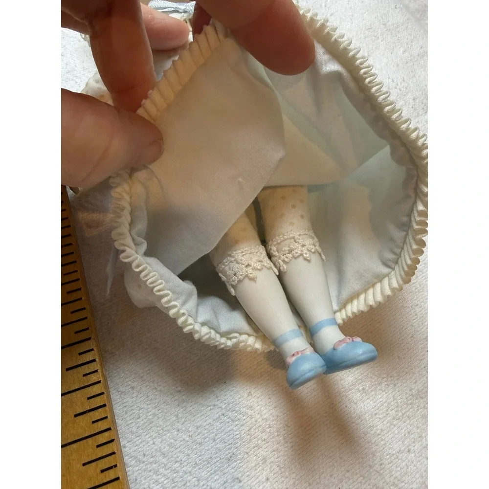 Avon 1983 Porcelain Doll Blonde Blue Eyes Victorian Dress Bonnet Collectible‎